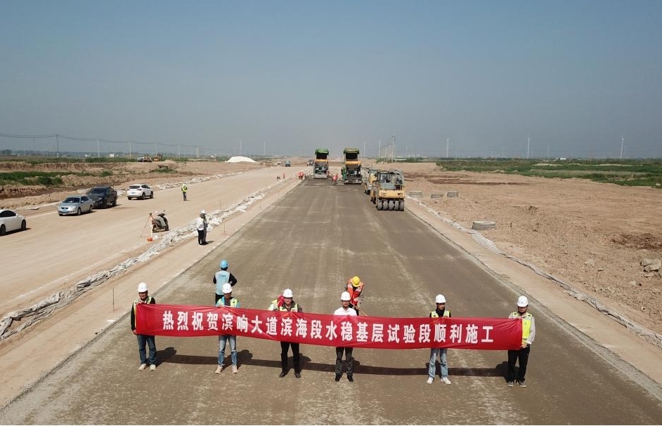 新進(jìn)展！濱響大道水穩(wěn)層開始鋪設(shè)1.jpg