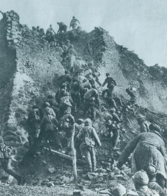 1948年12月，人民解放軍向新保安守敵發(fā)起攻擊。這是解放軍戰(zhàn)士登上新保安城頭。 